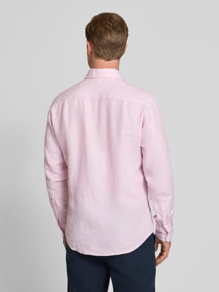 Männermodel trägt Regular Fit Business-Hemd aus Leinen mit Kentkragen von SEIDENSTICKER in Hellrosa, ganzkörperansicht Rückansicht. Reines Leinen, Regular-Fit, Kentkragen, Knopfleiste, Rückenlänge 79 cm, Schulterbreite 46 cm, Ärmellänge 67 cm.