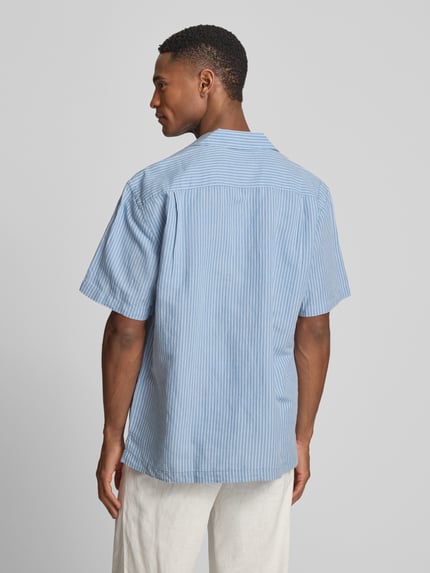 Männermodel trägt Relaxed Fit Freizeithemd aus Leinen-Baumwoll-Mix Modell 'RLXCLAY' von HUGO, Optik: Unifarben, Strukturiert, Kurzarm, Ganzkörperansicht Rückansicht