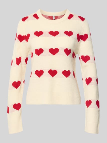 Produktfoto, Regular Fit Pullover mit Allover-Muster Modell 'ELYNA' von Only, gestrickte Struktur, rote Herzen auf cremefarbenem Grund, Rundhals.