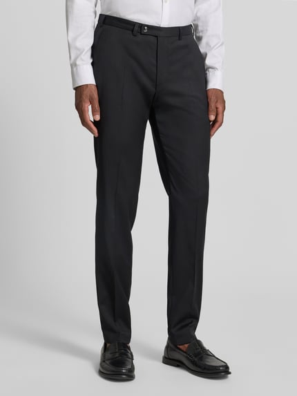 Männermodel trägt Slim Fit Anzughose mit Bügelfalten Modell 'Move Apollo' von DIGEL aus Schurwoll-Elasthan-Mix, Nahaufnahme Unterkörper. Bundweite bei Größe 50: 35 cm, Innenbeinlänge 80 cm, Gesäßtaschen, schwarzer Anzug-Stoff.