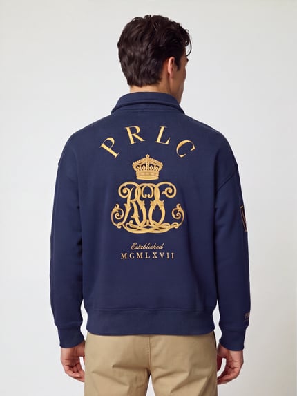 Männermodel trägt Sweatshirt mit großem Logo-Print von POLO RALPH LAUREN, dunkelblau, goldener Motiv-Print, Fleece, Ganzkörperansicht Rückansicht.
