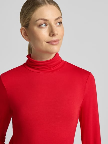 Vrouwenmodel draagt Longsleeve met Rollkragen van Christian Berg Woman in felrood, Viscosemix, recht model, col, Dames, Nahaufnahme Oberkörper, Ruglengte bij maat S 60 cm.
