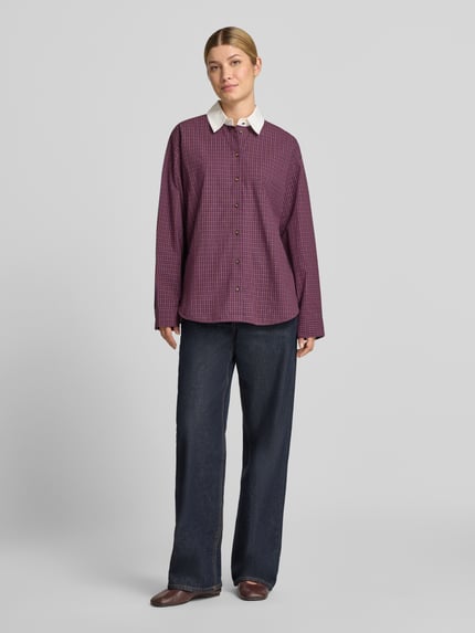 Frauenmodel trägt Oversized Langarmbluse aus reiner Baumwolle von Jake*s Casual mit kleinkariertem Muster in Rot und Weiß, Ganzkörperansicht von vorne.