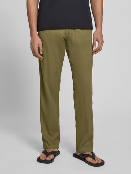 Männermodel trägt Relaxed Fit Hose aus Baumwoll-Leinen-Mix Modell 'KANE' von Jack & Jones in Olivgrün, Struktur fein, Ganzkörperansicht von vorne, Herren Hose, elastischer Bund, Schnürung, Gesäßtaschen, Bundweite 42 cm, Innenbeinlänge 82 cm.