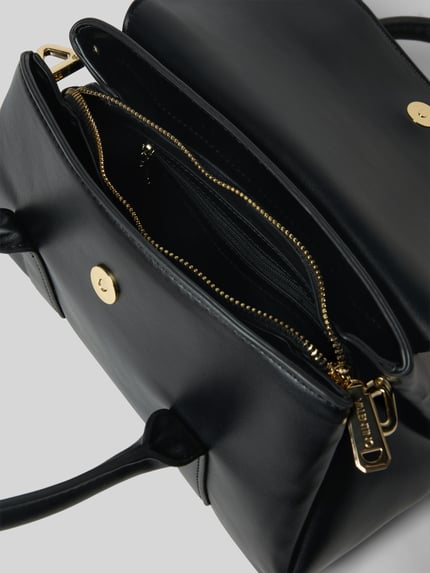 Produktfoto, Handtasche mit Label-Applikation von VALENTINO BAGS in Schwarz mit Überschlag, Magnetverschluss, Reißverschluss und Tragehenkel, sichtbare goldene Details, abnehmbarer Schulterriemen, Hauptfach, Maße: 28x16x12 cm, Schulterriemenlänge 125 cm, glatte Textur.