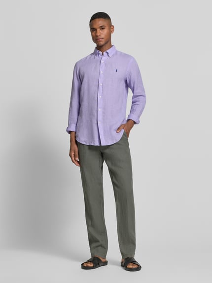 Männermodel trägt Straight Fit Leinenhose aus reinen Leinen Modell 'Lynx' von Mmx, Herren, olive, sichtbare Struktur, Ganzkörperansicht von vorne.