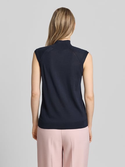 Frauenmodel trägt Slim Fit Pullunder aus reiner Schurwolle Modell 'FIPINI' von BOSS in Dunkelblau, Damen, Ganzkörperansicht Rückansicht.