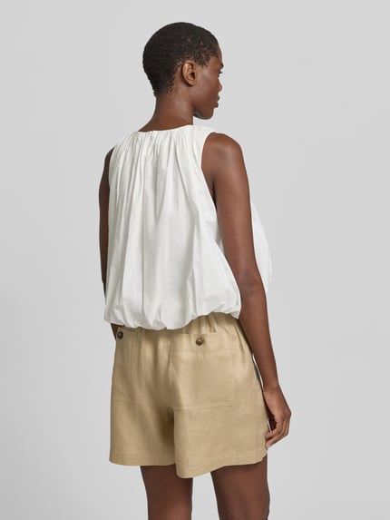 Modelka nosi Regular Fit Blusentop aus reiner Baumwolle Modell 'ANGEL' od Weekend Max Mara, biała gładka faktura, materiał muślin, widok całej sylwetki z tyłu