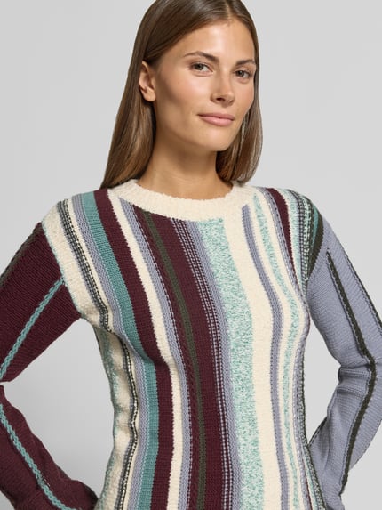 Kobieta nosi Regular Fit Pullover aus Viskose-Mix od Jake*s Collection w paski w kolorach fioletu, kremu i zieleni, zbliżenie na górną część ciała.