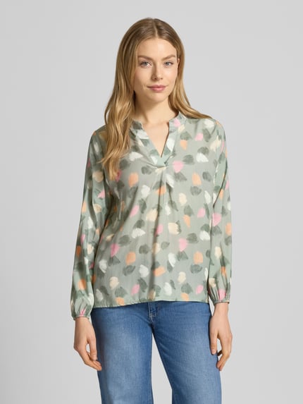 Frauenmodel trägt Regular Fit Bluse aus reiner Viskose Modell 'Hilga' von ZABAIONE in Pastellfarben und Fleckenmuster, Tunika-Kragen, langärmelig mit elastischen Abschlüssen, Ganzkörperansicht von vorne.