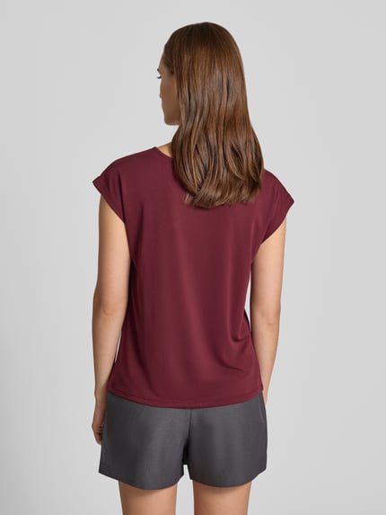 Frauenmodel trägt Slim Fit Langarmshirt mit Baumwoll-Anteil Modell 'TENNA' von ONLY in Dunkelrot, glatte Textur, Ganzkörperansicht Rückansicht, Damen Langarmshirt von ONLY