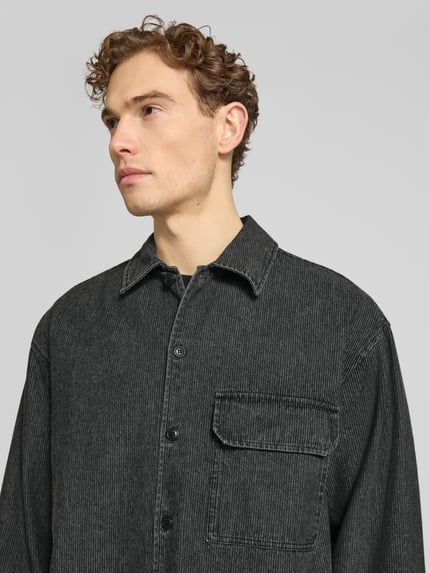 Männermodel draagt Relaxed Fit Hemdjacke met borstzak model 'David' van Wood Wood, katoenmix, kentkraag, heren, nahaufnahme bovenlichaam.
