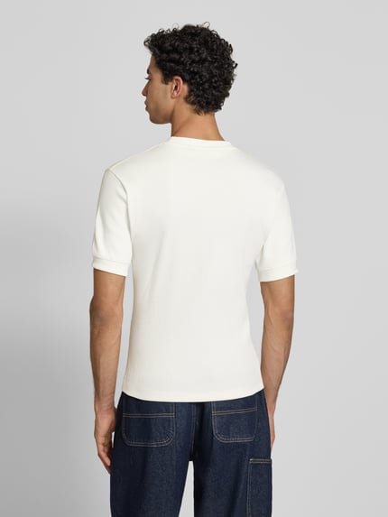 Männermodel trägt Slim Fit T-Shirt mit Label-Stitching von PROHIBITED, Baumwoll-Elasthan-Mix, Rundhalsausschnitt, Herren T-Shirt, Rückenlänge bei Größe M 65 cm, Ganzkörperansicht Rückansicht.