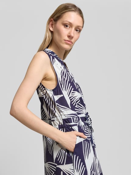 Frauenmodel trägt Hemdblusenkleid mit V-Ausschnitt und Bindegürtel Modell 'Lani' von GUIDO MARIA KRETSCHMER WOMAN in Allover-Look aus reiner Baumwolle, A-Linie, Midikleid, Knopfleiste, Farbmix aus Dunkelblau und Weiß, Nahaufnahme Oberkörper.
