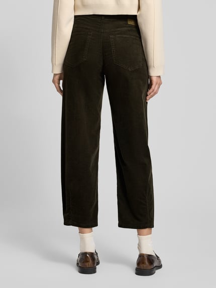 Frauenmodel trägt Barrel Fit Cordhose in verkürzter Passform Modell 'ELIN' von Cambio, dunkelgrün, Baumwoll-Elasthan, Gesäßtaschen, Ganzkörperansicht Rückansicht.