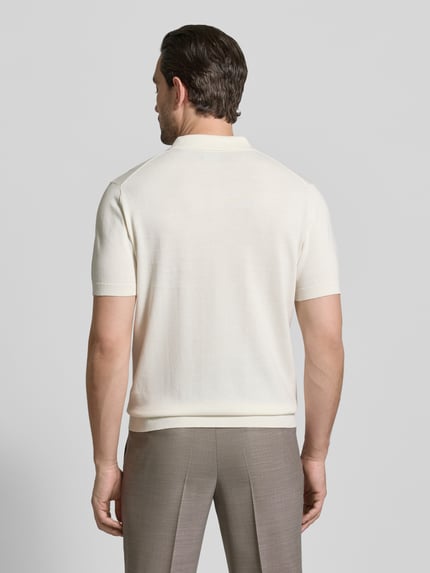 Männermodel trägt Regular Fit Poloshirt in Strick-Optik von Christian Berg Men in Creme, reine Baumwolle, Rückansicht, Ganzkörperansicht Rückansicht.