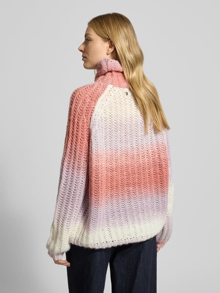 Vrouwenmodel draagt Strickpullover mit Rollkragen van Smith and Soul, wolmix, losse pasvorm, geribde boorden, open brei, rugaanzicht.