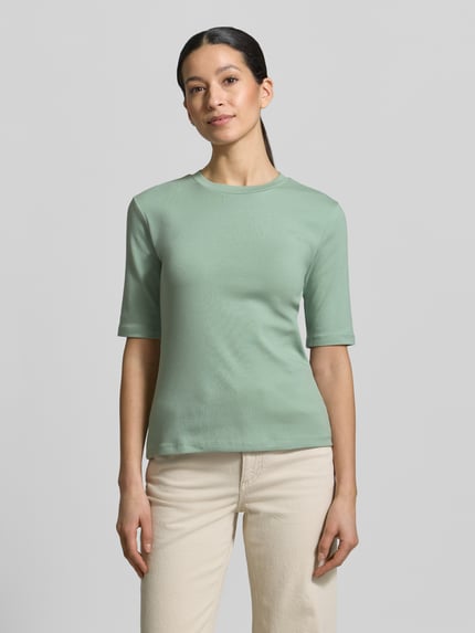 Frauenmodel trägt Slim Fit T-Shirt im Halbarm-Design von Christian Berg Woman in Hellgrün, Baumwoll-Mix, Rundhalsausschnitt, Ganzkörperansicht von vorne.