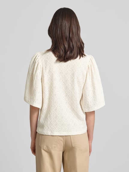Vrouwenmodel draagt Blusenshirt met Lochstickerei model 'KIONA' van FREE/QUENT in ecru, materiaalmix met stretch, regular fit, ajourwerk, ronde hals, ruglengte maat S 55 cm, mouwlengte maat S 33 cm, structuur met ruitpatroon, beige broek; volledige rugaanzicht.