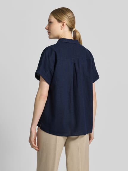 Vrouwenmodel draagt Relaxed Fit Bluse aus Leinen-Viskose-Mix Modell 'Lava' van FREE/QUENT, donkerblauw, rugaanzicht, context: damesblouse, linnen-viscosemix, relaxed fit, hemdkraag, knoopsluiting, ruglengte maat S 55 cm, mouwlengte maat S 12 cm.