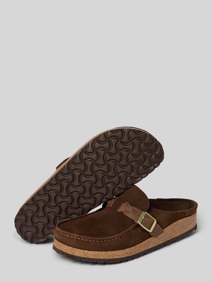 Produktfoto, Hausschuhe aus echtem Veloursleder Modell 'Buckley' von Birkenstock für Damen, braune Farbe, abgerundete Passform, offene Ferse, strukturierte Laufsohle, Absatzhöhe 4 cm und Schaftweite 7 cm bei Größe 40, natürliche Wildleder-Textur.