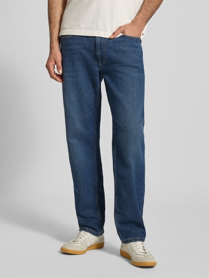 Männermodel trägt Straight Fit Jeans im 5-Pocket-Design von REVIEW in Blau aus elastischem Baumwoll-Mix, Nahaufnahme Oberkörper. Bundweite 45 cm, Innenbeinlänge 78 cm bei Größe 32/32.