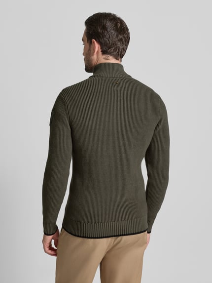 Männermodel trägt Strickpullover mit gerippten Abschlüssen von PME Legend in Oliv, Stehkragen, Regular Fit, Rückenlänge 68 cm, Ganzkörperansicht Rückansicht.