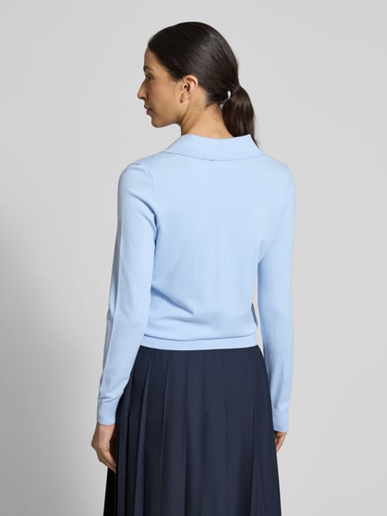 Frauenmodel trägt Regular Fit Longsleeve aus Viskose-Mix mit Polo-Kragen von Christian Berg Woman, hellblau, glatte Strick-Optik, taillierte Passform, Ganzkörperansicht Rückansicht.