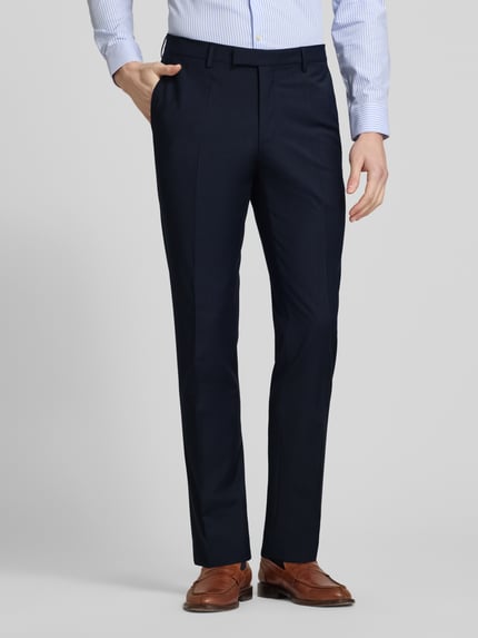 Männermodel trägt Slim Fit Anzug mit 2-Knopf-Sakko Modell 'Grant' van Pierre Cardin in donkerblauw, wolmix met persvouwen, nahaufnahme onderlichaam