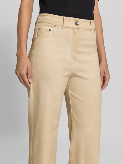 Kobiece model prezentuje spodnie z mieszanki bawełny z dodatkiem streczu, krój regular fit, Model 'GELATO' od MM by Max Mara, kieszenie z tyłu, szerokość w rozmiarze S: 37 cm, długość wewnętrzna nogawki w rozmiarze S: 76 cm, jasnobeżowy odcień, gładka struktura, detaliczny widok górnej części spodni, z przodu