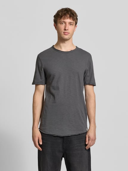 Męski model nosi Regular Fit T-Shirt aus reiner Baumwolle Modell 'Benne' von Only & Sons, efekt: jednolity kolor, melanż, okrągły dekolt, krótki rękaw, zakończenie rękawów i dołu: zrolowany brzeg, dżersej, bawełna, całkowity widok z przodu.