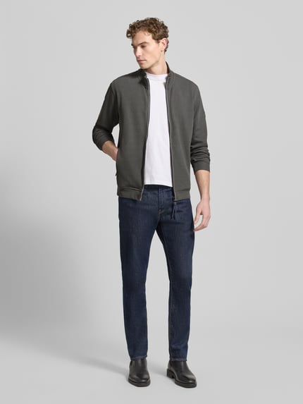 Männermodel trägt Sweatjacke mit Strukturmuster und Reißverschlusstaschen von Lerros, dunkelgrau, Baumwoll-Mix, Regular-Fit, Ganzkörperansicht von vorne.