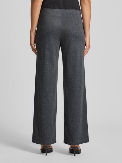 Frauenmodel trägt Wide Leg Gerade Hose mit Nahtreißverschluss Modell 'BREMEN' von ONLY in Dunkelgrau mit glatter Textur, Ganzkörperansicht Rückansicht. Damen Gerade Hose von ONLY
