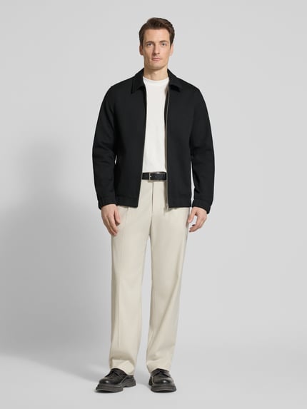 Männermodel trägt Jacke mit Umlegekragen und Reißverschluss von Lindbergh im Regular-Fit Material-Mix mit Viskose-Anteil, Ganzkörperansicht von vorne.
