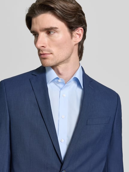 Männermodel draagt Regular Fit Anzugjacke mit Schurwoll-Anteil van HECHTER PARIS, blauw, reverskraag, borstzak, Nahaufnahme Oberkörper.