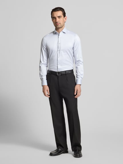 Männermodel trägt Slim Fit Business-Hemd in unifarbenem Design mit Kentkragen von OLYMP Level Five, Ganzkörperansicht von vorne, reine Baumwolle, Knopfleiste, Rückenlänge 81 cm, Schulterbreite 44 cm, Ärmellänge 68 cm.