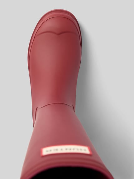 Produktfoto, Stiefel mit Logo-Detail von Hunter, kolor bordowy, zaokrąglony czubek, gładka tekstura, profilowana podeszwa, krój zaokrąglony, wysokość obcasa 3 cm, wysokość cholewki 37 cm, szerokość w rozmiarze 40: 16 cm