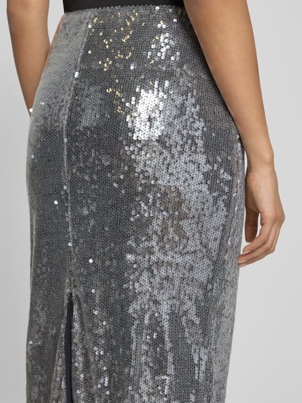 Frauenmodel trägt Midirock mit Pailletten Modell 'XSPARKLE' von Mango, Gerader-Schnitt, Gehschlitz, silberner Paillettenstoff, Nahaufnahme Rückansicht.