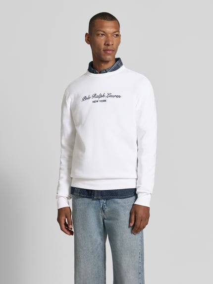 Männermodel trägt Regular Fit Sweatshirt aus Baumwoll-Mix von Polo Ralph Lauren, weiß, glatter Stoff, Ganzkörperansicht von vorne.