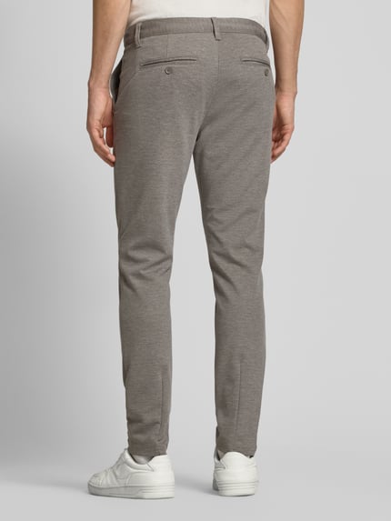 Mannelijk model draagt Slim Fit Chino uit viscose-mix model 'MARK' van Only & Sons met ruitpatroon, achteraanzicht van het hele lichaam.
