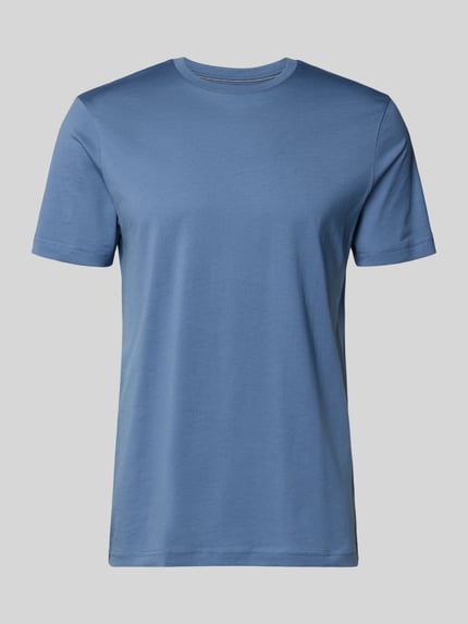 Produktfoto, T-Shirt mit Rundhalsausschnitt von Christian Berg Men in Blau, reine Baumwolle, Regular Fit, Rückenlänge bei Größe M 70 cm.
