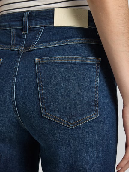 Frauenmodel trägt Wide Fit Jeans aus elastischem Baumwoll-Mix Modell 'JANNA' von Closed, 5-Pocket-Design, Detailaufnahme Rückansicht.
