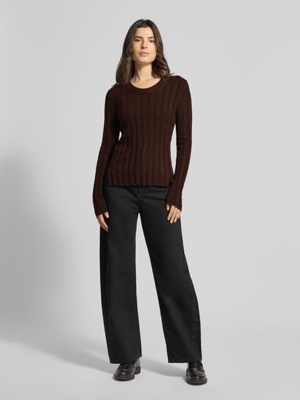 Modelka prezentuje Sweter z dzianiny Slim Fit Strickpullover mit Woll-Anteil Modell 'Polmi' od OPUS, efekt prążkowania, okrągły dekolt, długość tyłu 61 cm, długość rękawów 66 cm, krój slim fit, widok całej sylwetki z przodu.