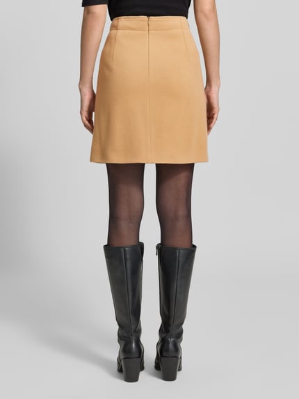 Frauenmodel trägt Minirock aus Woll-Mix mit rückseitigem Reißverschluss von windsor., beige, strukturierte Oberfläche, Ganzkörperansicht Rückansicht. Bundweite bei Größe 36: 37 cm, Gesamtlänge bei Größe 36: 47 cm, Straight Fit.