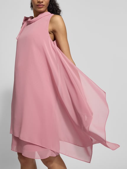 Vrouwenmodel draagt Relaxed Fit Jurk met Opstaande kraag van Vera Mont, semi-transparant design, sierstrik, mouwloos, onderjurk, Ganzkörperansicht van voren.