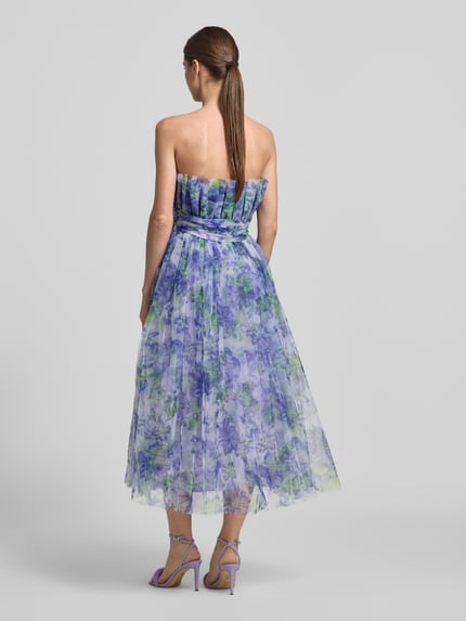 Frauenmodel trägt Regular Fit Midikleid mit floralem Allover-Print von Lace & Beads mit Mesh, A-Linie, Schulterfrei, Rückenansicht Ganzkörperansicht.