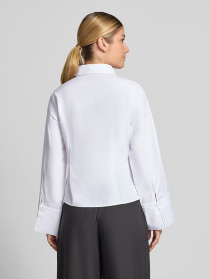 Frauenmodel trägt Oversized Fit Hemdbluse aus Baumwoll-Mix mit Ziernähten von Neo Noir in Weiß, glatte Textur, Ganzkörperansicht Rückansicht.