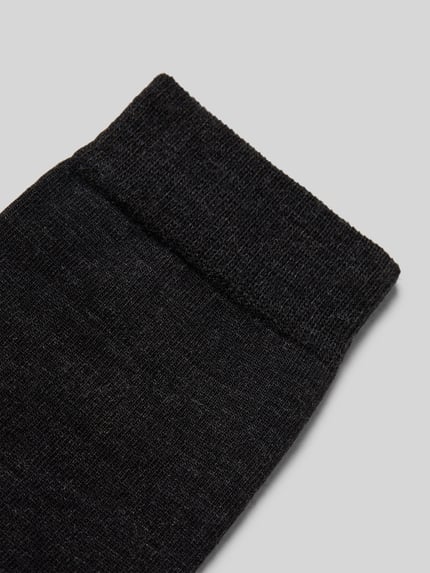 Produktfoto, Skarpety z napisem z logo Model 'SOFTMERINO' od FALKE, mieszanka żywej wełny i bawełny z dodatkiem streczu, prążkowany ściągacz, kolor czarny, tekstura gładka
