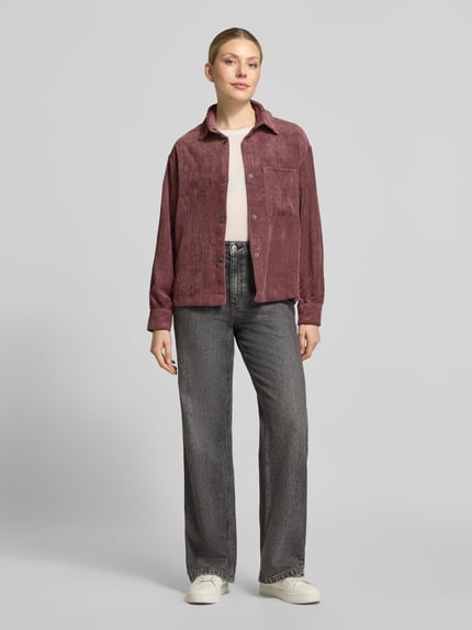 Frauenmodel trägt Regular Fit Hemdbluse aus Cord Modell 'La44ni' von ZABAIONE in Rosa mit Brusttasche, Knopfleiste, Hemdblusenkragen, Ganzkörperansicht von vorne.
