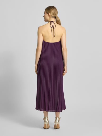 Frauenmodel trägt Cocktailkleid mit Leinen-Anteil von Jake*s Cocktail in Lila, plissiert, Midilänge, Neckholder, Schnürung, Ganzkörperansicht Rückansicht.